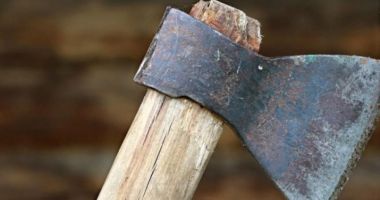 Stire din Eveniment : Acuzat că şi-a ucis părinţii cu toporul în timp ce dormeau! Bărbatul este acum arestat preventiv