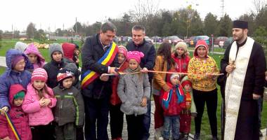 Stire din Politică-Administrație : Primarul din Topraisar, Stelian Gheorghe, a inaugurat noul after-school și parcul din comună