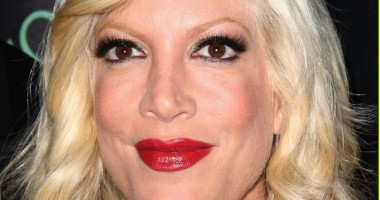 Stire din Monden : Tori Spelling, operată de urgență din cauza complicațiilor apărute după cezariană