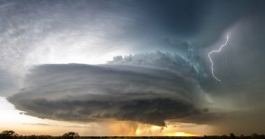 Stire din Social : O tornadă se îndreaptă spre România. Furtuna va lovi în câteva ore
