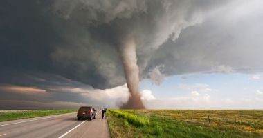 Stire din Actualitate : Cel puţin 20 de tornade au lovit sudul Statelor Unite ale Americii