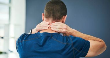 Stire din Sănătate : Dureri de gât care apar din cauza posturii greșite sau a suprasolicitării