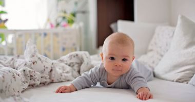 Torticolisul la bebeluşi se manifestă din primele luni de viaţă