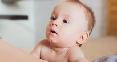 Torticolisul la bebeluși: semnele timpurii pe care părinții le pot observa acasă