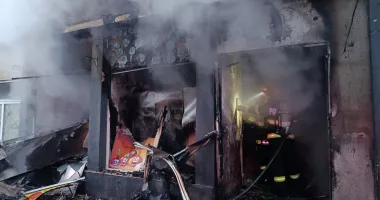 Incendiu puternic la un magazin din Tortoman: 16 butelii extrase de pompieri