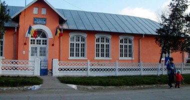 Stire din Cultură-Educație : Profesor acuzat că a strâns de gât un elev