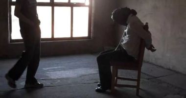 Stire din Eveniment : Legat cu cabluri și torturat de hoți până la moarte ca să dezvăluie codul PIN