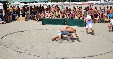 Stire din Sport : Tot mai mulți copii vin la lupte.  "Ei sunt viitorul nostru!"
