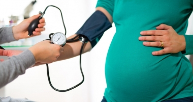 Stire din Sănătate : Hipertensiunea arterială indusă de sarcină afectează tot mai multe femei