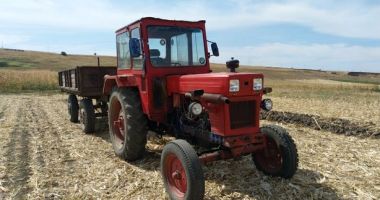 Un bărbat beat a murit după ce a căzut din tractor