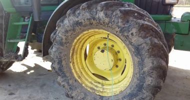 Stire din Eveniment : Bărbat scos de inconştient de sub roţile unui tractor. Incidentul s-a petrecut într-o zonă greu accesibilă