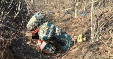 Stire din Eveniment : Bărbat de 70 de ani, salvat de pompieri după ce un tractor s-a răsturnat peste el