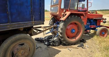 Stire din Eveniment : Un adolescent de 17 ani a murit după ce a ajuns cu motocicleta sub roțile unui tractor