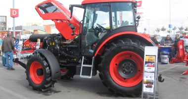 Tractorul românesc "Tagro", vedeta Târgului EXPOAGROUTIL - 2