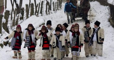 Stire din Cultură-Educație : Ne pregătim pentru sărbătoarea Nașterii Domnului. Primiți cu colinda?