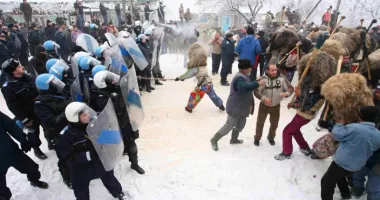 Stire din Eveniment : Alertă la Ruginoasa. Localnici mascați și înarmați cu bâte s-au îmbrâncit cu jandarmii