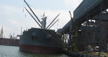 Stire din Economie : În porturile Constanța și Midia: 33 nave sub operațiuni de încărcare - descărcare