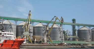 Stire din Economie : 13 nave încarcă cereale în portul Constanța