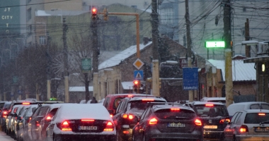 Stire din Social : Ninge la Constanța. Trafic dificil în oraș