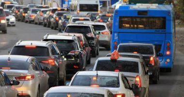 Stire din Economie : Şoferii care vor să susţină examenul teoretic o pot face cu vaccin, test sau certificat de trecere prin boală