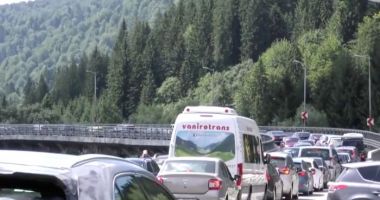 Stire din Actualitate : Aglomerație pe Valea Prahovei. Șoferii stau bară la bară între Predeal și Bușteni