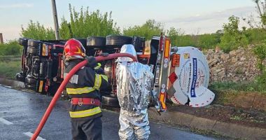 Trafic blocat, după ce o cisternă cu etanol s-a răsturnat pe carosabil; şoferul a decedat