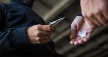Stire din Eveniment : Trei constănțeni, cercetați pentru trafic de droguri. Ascundeau substanțele interzise printre jucării și haine