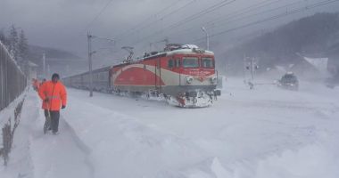Stire din Social : Traficul feroviar, îngreunat din cauza ploilor şi a ninsorilor