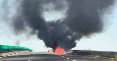 Stire din Eveniment : Traficul pe Autostrada Soarelui, oprit pe sensul de mers spre litoral. O mașină a luat foc