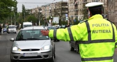 Pistol cu cartușe, găsit într-o mașină oprită în trafic
