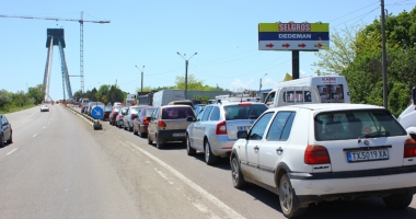 Stire din Eveniment : VAL DE TURIȘTI SPRE MARE. RUTE OCOLITOARE, pentru a evita traficul de coșmar