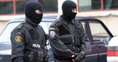 Stire din Eveniment : Traficanți de arme arestați de DIICOT