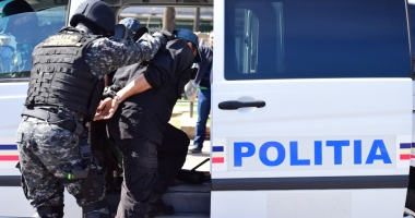 Stire din Eveniment : Percheziții în județul Constanța. 17 persoane reținute pentru trafic de droguri
