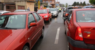 Stire din Social : GALERIE FOTO. Atenție, șoferi! TRAFIC AGLOMERAT în zona Cimitirului Central