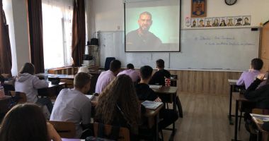 Stire din Cultură-Educație : Profesori și elevi participanți la o acțiune de conștientizare a pericolului traficului de persoane