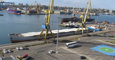Stire din Economie : Porturile Constanța și Midia: 30 de nave sub operațiuni de încărcare - descărcare