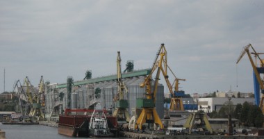 Stire din Economie : În porturile Constanța și Midia: 27 nave sub operațiuni de încărcare - descărcare