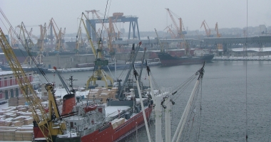 35 de nave sub operare, în porturile maritime