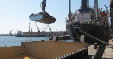 Stire din Economie : Porturile Constanța și Midia: 32 de nave sub operațiuni de încărcare - descărcare