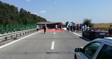 Stire din Eveniment : Traficul pe Autostrada Soarelui, blocat șase ore din cauza unui TIR răsturnat