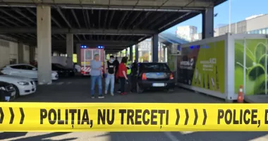 Stire din Eveniment : Tragedie într-o parcare. O fetiță de patru ani a murit în brațele mamei după ce i s-a făcut rău