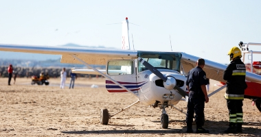 Stire din Actualitate : Incident înfiorător. Un bărbat și o fetiță, zdrobiți de un avion care a aterizat forțat