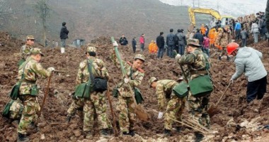 Stire din Actualitate : Tragedie! Aproximativ 40 de persoane au fost îngroptate de vii, din cauza unei alunecări de teren