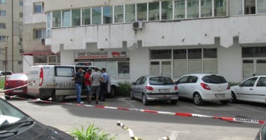 Stire din Eveniment : Ce au găsit oamenii legii lângă tânărul care s-a aruncat de la etajul cinci