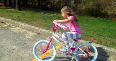 Stire din Eveniment : Tragedie la Peștera. O fetiță a murit după ce a căzut de pe bicicletă