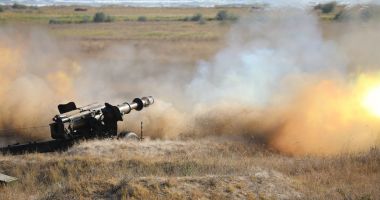 Stire din Eveniment : Trageri experimentale cu obuzierul de calibru 152 mm, în Poligonul Capu Midia