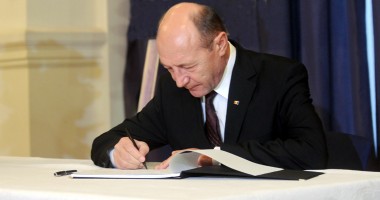 Stire din Politică-Administrație : Băsescu a semnat pentru respingerea taxei la carburant