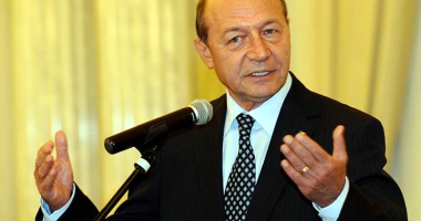 Stire din Politică-Administrație : Băsescu despre o eventuală candidatură: "O să fac ce trebuie"