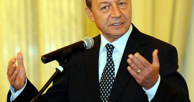 Stire din Politică-Administrație : Traian Băsescu deschide lista la Senat în București