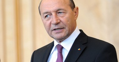 Stire din Politică-Administrație : Traian Băsescu a decorat Batalionul 191 Infanterie